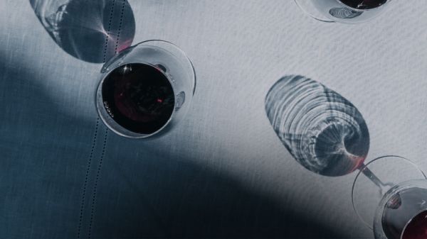 Verres de vin rouge posés sur une table